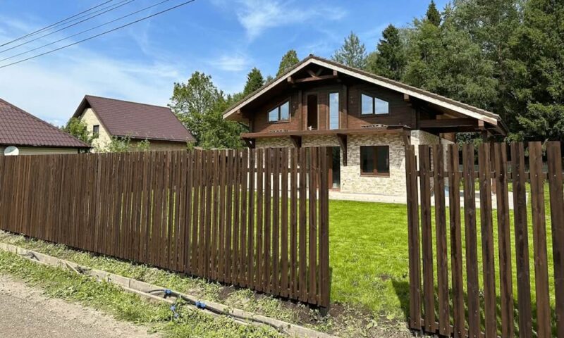 Забор штакетник и фасад из Каменного дерева