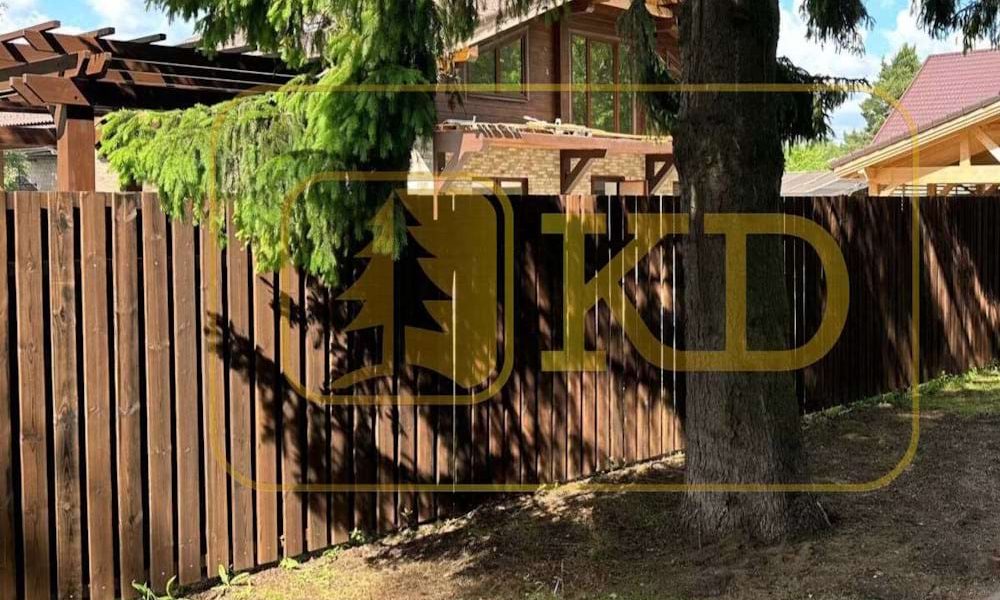 Забор штакетник из Каменного дерева