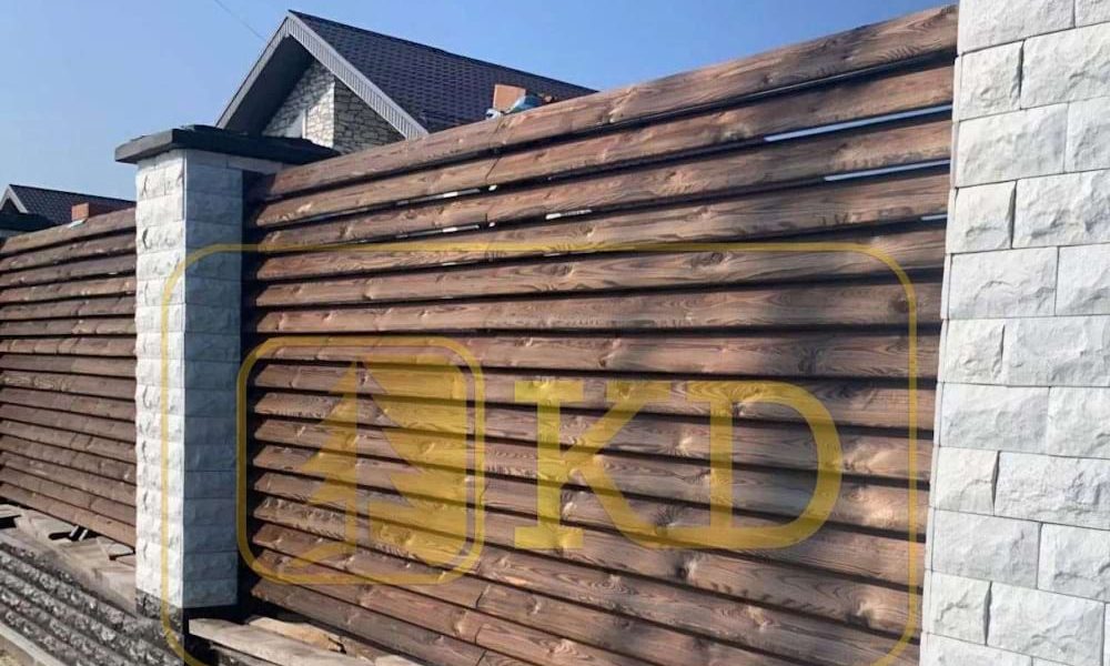 Забор жалюзи из Каменного дерева с кирпичными столбами